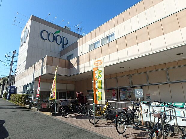 ユーコープ 竹山店　1400m　コープ商品、産直・産地指定商品をはじめ、生鮮品から日用雑貨まで取り扱っています。 