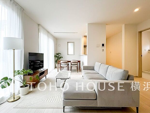 明るく開放的な空間が広がるLDK。室内には豊かな陽光が注ぎ込み、爽やかな住空間を演出。