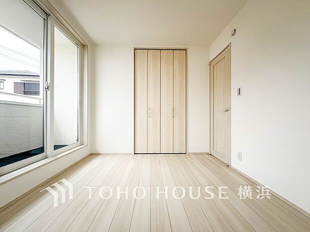 通風・採光にも優れ、心地よい光と風があふれています。プライベートな自分時間を快適に過ごせるお部屋。