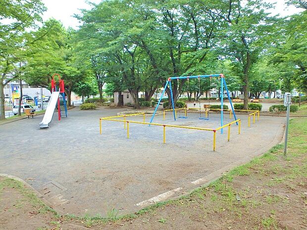 中山駅北第一公園 800m 広場のある大きな公園で、春は桜、秋はイチョウが綺麗です。すべり台やブランコなどの遊具もあります。