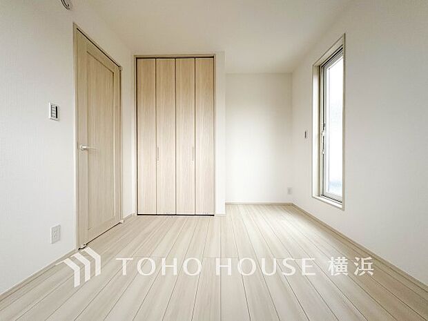 心地よい光と風があふれています。プライベートな自分時間を快適に過ごせるお部屋。