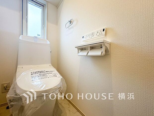 換気と明るさに配慮した、清潔感溢れるトイレ。落ち着いた空間で安らぎのひとときをお過ごしいただけます。