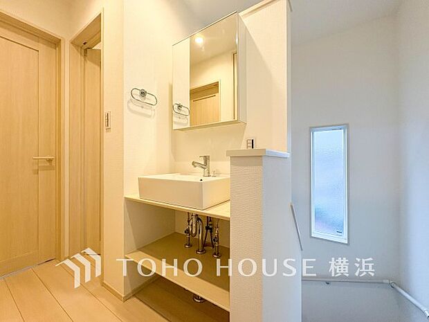 落ち着いた空間を演出するカラーと、ゆったりお使い頂ける広さが魅力のパウダールーム。