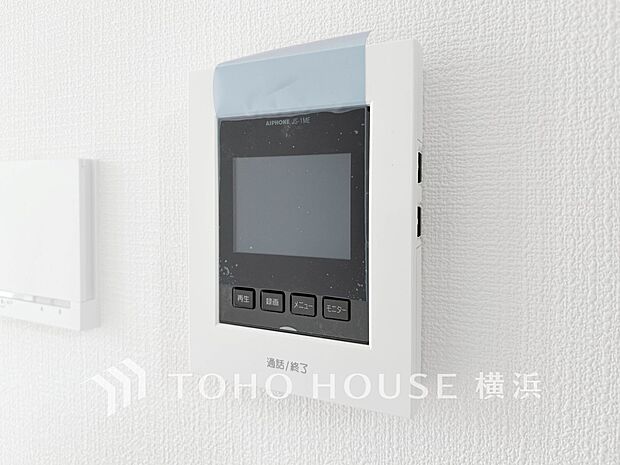 誰が来てもわかる様にモニター付きインターホンを設置。快適と安らぎを合わせた優しい設計。 