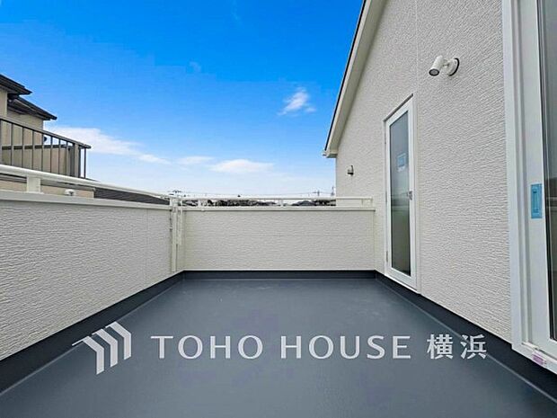 心地よい陽射しや暖かな風を楽しむことが出来るバルコニー。