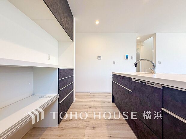 機能性とデザイン性を兼ね備えたシステムキッチン。リビングとの一体感も考慮され、美しい空間が実現。