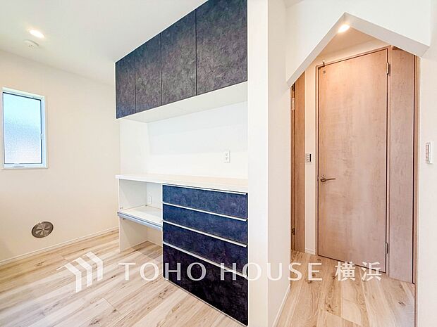 キッチンには収納が備え付けられ、スペースも十分にございます。