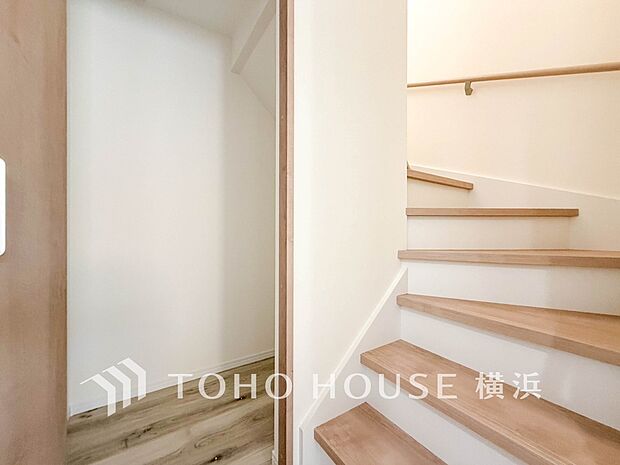 各フロアを結ぶ階段。集いの空間と一人の時間を楽しむプライベートルームをバランスよく繋いでいます。