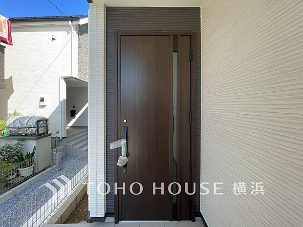 お住まいの顔となる玄関。住まう方のプライドを満たすクオリティを備えています。 