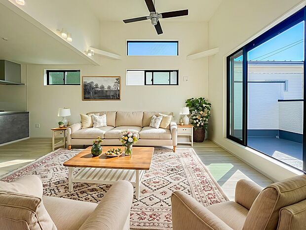 和やかで洗練された空間の演出。寛ぎとコミュニケーションを育む居心地のよい場所。