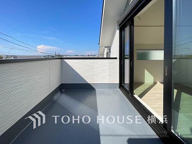 大空と眺望を心ゆくまで楽しめます。広々としたオープンエア空間が開放感あふれる毎日を演出。