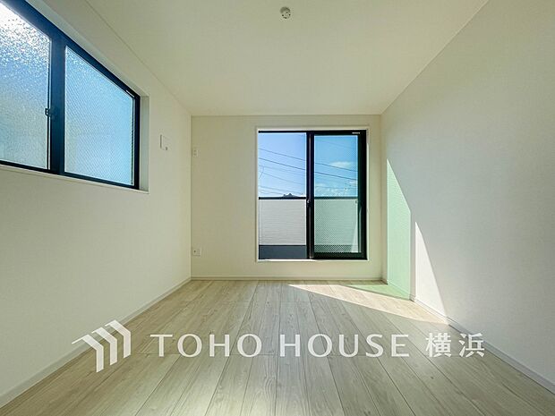 心地よい光と風があふれています。プライベートな自分時間を快適に過ごせるお部屋。（2号棟）
