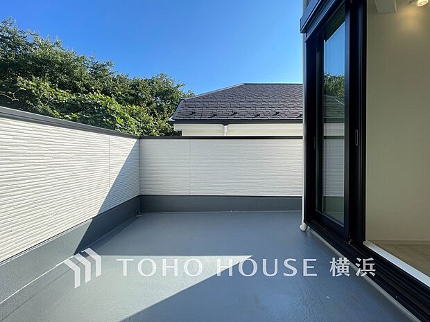 大空と眺望を心ゆくまで楽しめます。広々としたオープンエア空間が開放感あふれる毎日を演出。