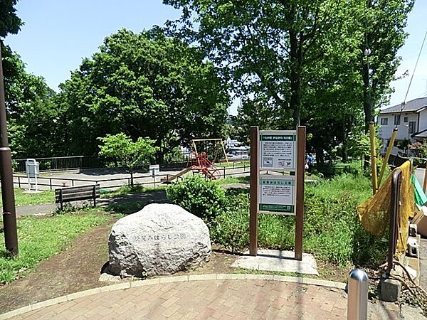 松見みはらし公園　850m　みなとみらいやベイブリッジなどのベイエリアが一望できる、眺めの良い公園。