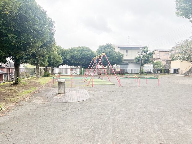 境木第三公園 100m 滑り台やブランコ、砂場、鉄棒、健康遊具があります。春には鮮やかなお花が咲き誇ります。