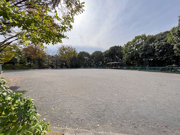 法泉公園 550m 今井川にかかる法泉橋の北側に位置する公園。緑豊かな公園で、広い広場があります。遊具も揃っています。