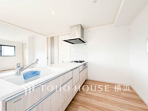 機能性とデザイン性を兼ね備えたシステムキッチン。リビングとの一体感も考慮され、美しい空間が実現。