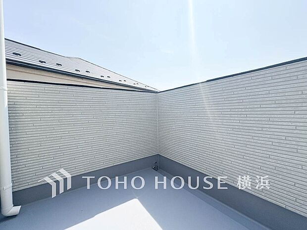 大空と眺望を心ゆくまで楽しめます。広々としたオープンエア空間が開放感あふれる毎日を演出。