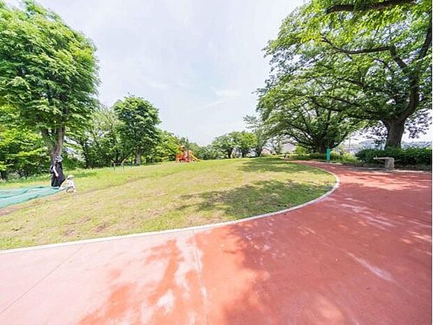 南本宿公園 650m 春には桜がきれいな公園。公園内には芝生広場や果樹園などがあり、自然豊かな樹林の中を散策もできます。