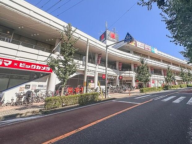 西友二俣川店　400m　二俣川駅南口から続く通り沿いに立地するスーパー。1階は直営の食料品売り場。 