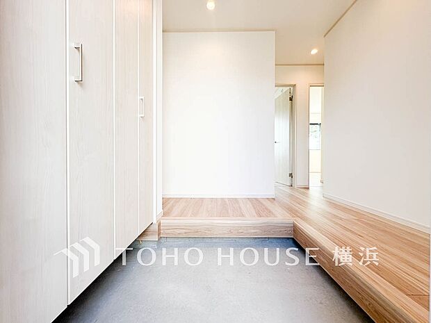 上質感漂う玄関と廊下。居住者の帰り、訪れる方を優しく迎えてくれます。