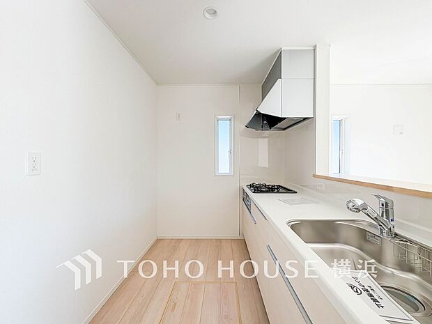 機能性とデザイン性を兼ね備えたシステムキッチン。リビングとの一体感も考慮され、美しい空間が実現。