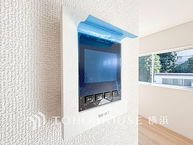 誰が来てもわかる様にモニター付きインターホンを設置。快適と安らぎを合わせた優しい設計。