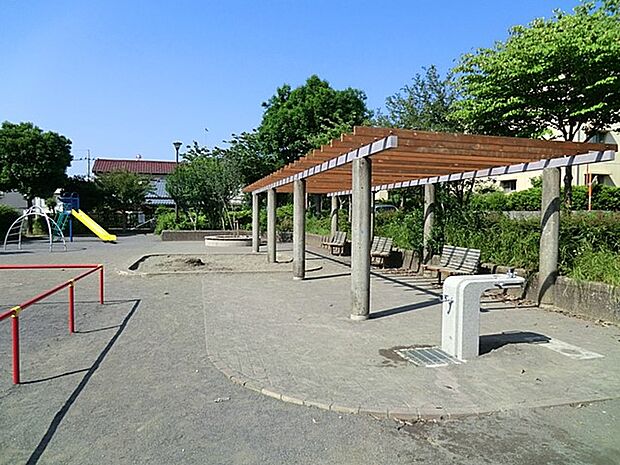 楽老中公園 500m 住宅街の中にある自然豊かな公園。お子様の遊具や、ひとやすみできるベンチや木陰があります。