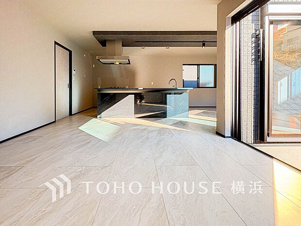 家族と過ごす時間を大切にしたい方にぴったりの明るくゆとりある住空間です。