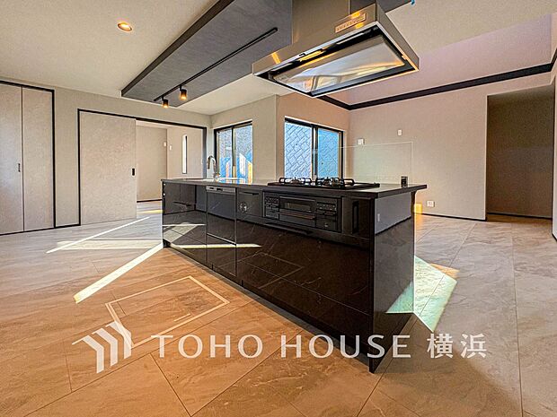 機能性とデザイン性を兼ね備えたシステムキッチン。リビングとの一体感も考慮され、美しい空間が実現。