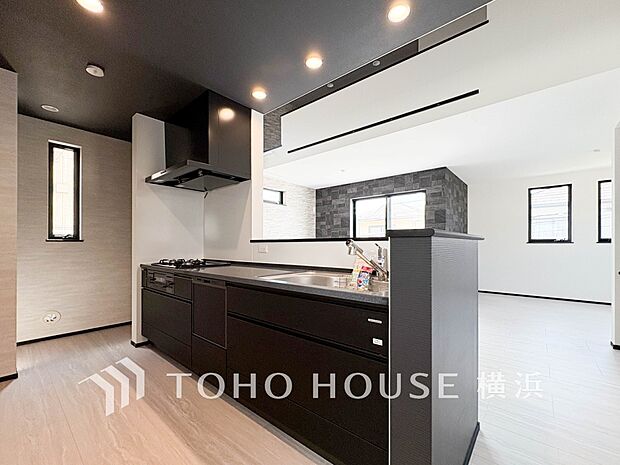 機能性とデザイン性を兼ね備えたシステムキッチン。リビングとの一体感も考慮され、美しい空間が実現。