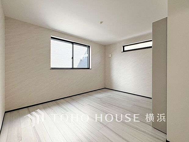 一日の疲れをいやしてくれる寝室。時を忘れて過ごす場所として過ごせるお部屋。