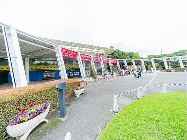 食品館あおば下川井店 1800m 建物1階にはスーパーあおばや100円ショップが入っているので便利です。