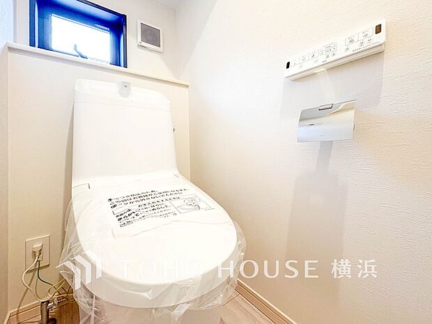 換気と明るさに配慮した、清潔感溢れるトイレ。落ち着いた空間で安らぎのひとときをお過ごしいただけます。