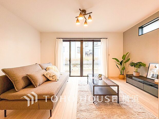 忙しい朝でも、しっかり家族が揃って食事をして頂けるゆとりある大きさのダイニングスペース。