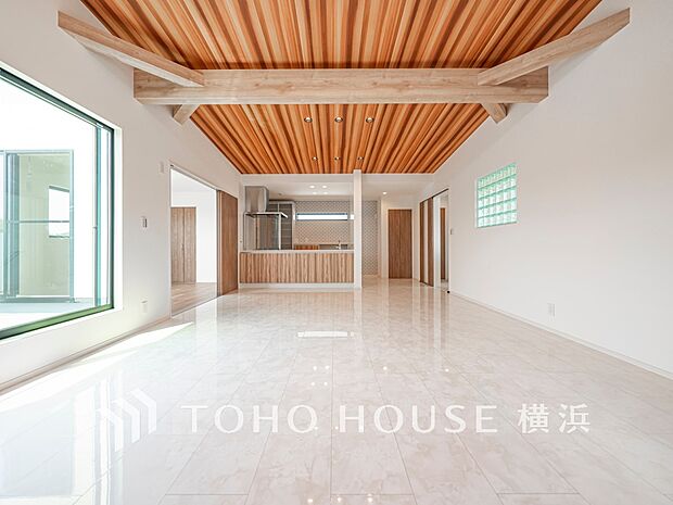 和やかで洗練された空間の演出。寛ぎとコミュニケーションを育む居心地のよい場所。