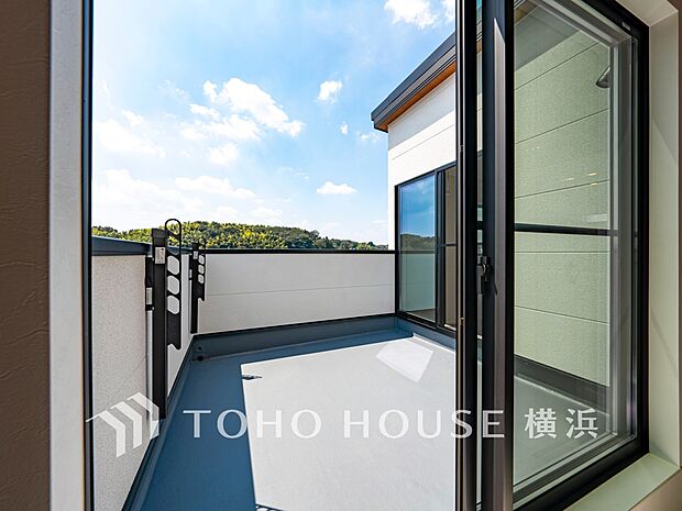 心地よい陽射しや暖かな風を楽しむことが出来るバルコニー。