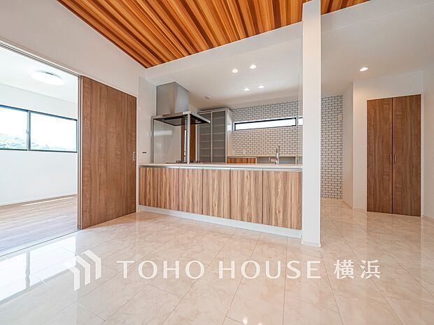 対面キッチンでリビングのご家族と会話を楽しみながらお料理できます。