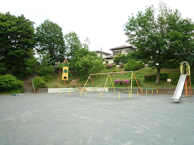 いぶき野第四公園 300m 住宅街の中にある緑に囲まれた公園です。お子様が走り回れる広場や遊具がございます。