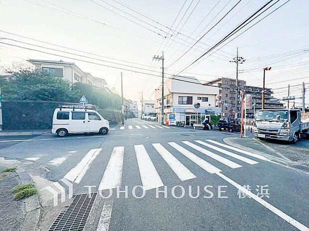 忙しく過ぎゆく日常を置き去るほど、ゆったりした時間が流れる住環境。（2025年8月撮影）