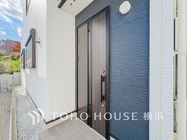 お住まいの顔となる玄関。住まう方のプライドを満たすクオリティを備えています。 