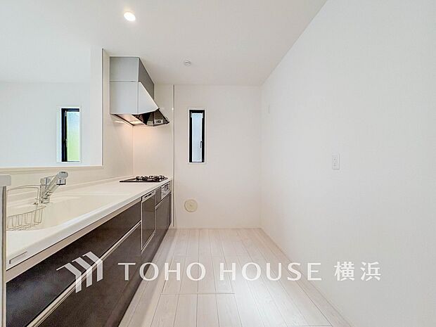 機能性とデザイン性を兼ね備えたシステムキッチン。リビングとの一体感も考慮され、美しい空間が実現。