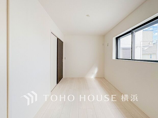 通風・採光にも優れ、心地よい光と風があふれています。プライベートな自分時間を快適に過ごせるお部屋。