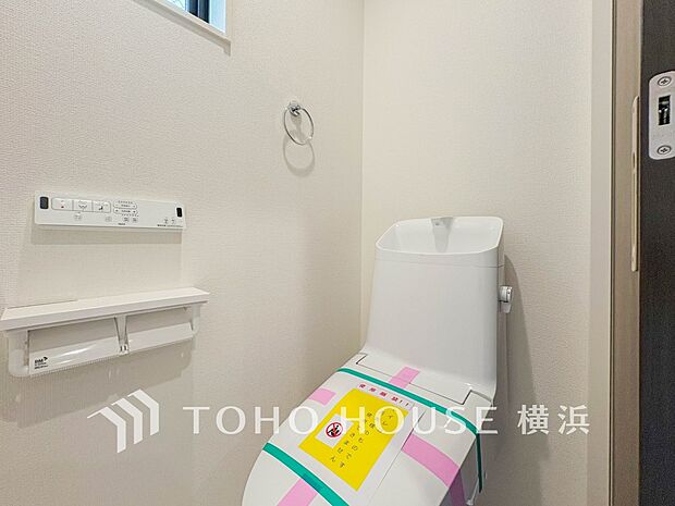 換気と明るさに配慮した、清潔感溢れるトイレ。落ち着いた空間で安らぎのひとときをお過ごしいただけます。