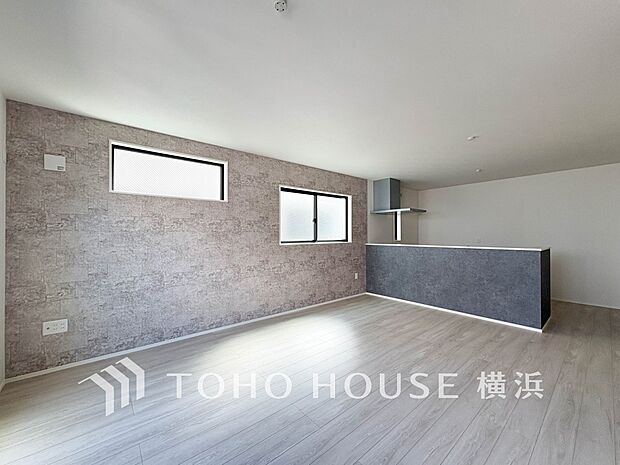 明るく開放的な空間が広がるLDK。室内には豊かな陽光が注ぎ込み、爽やかな住空間を演出。(2号棟)