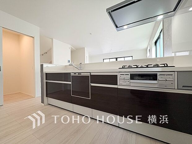 機能性とデザイン性を兼ね備えたシステムキッチン。リビングとの一体感も考慮され、美しい空間が実現。