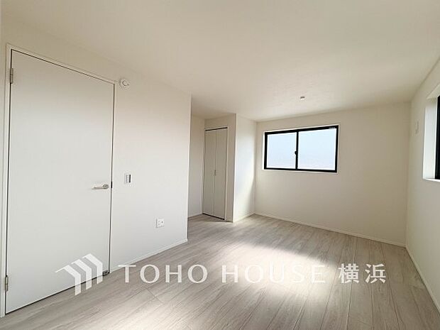 一日の疲れをいやしてくれる寝室。時を忘れて過ごす場所として過ごせるお部屋。