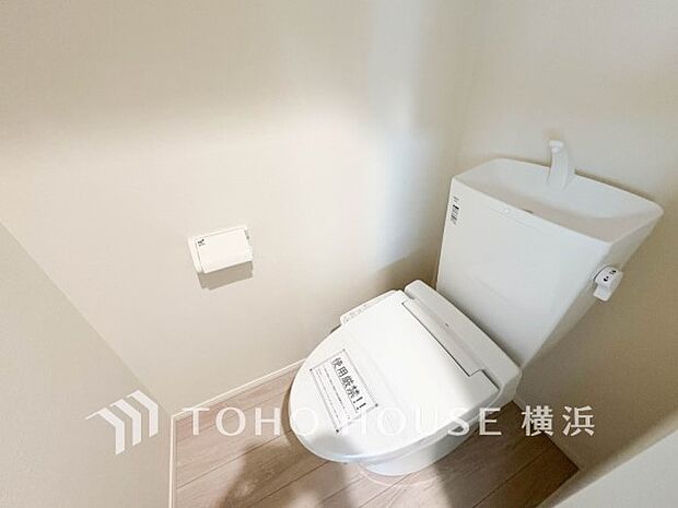 換気と明るさに配慮した、清潔感溢れるトイレ。落ち着いた空間で安らぎのひとときをお過ごしいただけます。