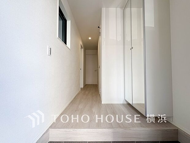 上質感漂う玄関と廊下。居住者の帰り、訪れる方を優しく迎えてくれます。