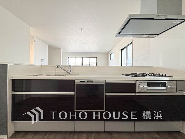 機能性とデザイン性を兼ね備えたシステムキッチン。リビングとの一体感も考慮され、美しい空間が実現。